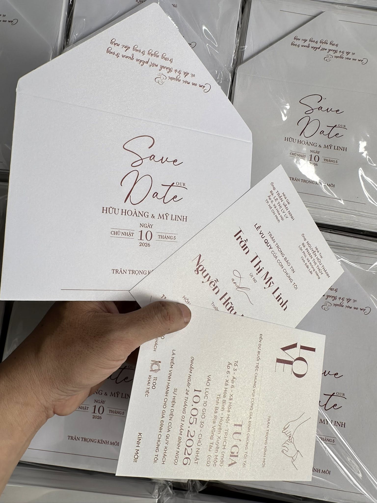 THIỆP CƯỚI TỐI GIẢN ĐỎ NỒNG – VẺ ĐẸP TINH TẾ CHO LỜI MỜI HẠNH PHÚC