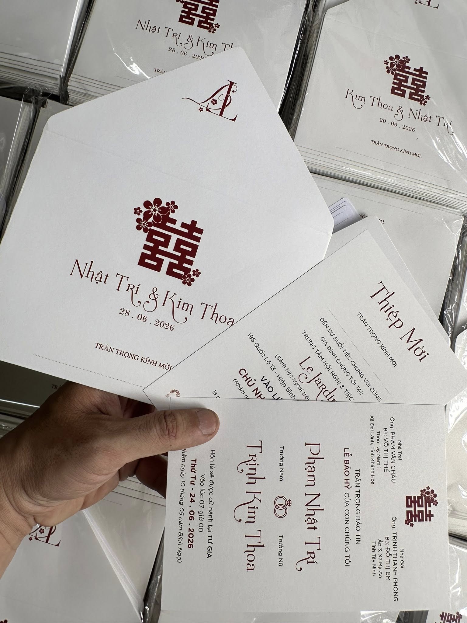 THIỆP CƯỚI SẮC ĐỎ THỊNH VƯỢNG – LỜI KHỞI ĐẦU AN LÀNH CHO TÌNH DUYÊN